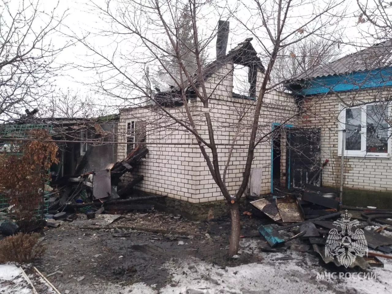 В Шолоховском районе Ростовской области пожар чуть не уничтожил жилой дом