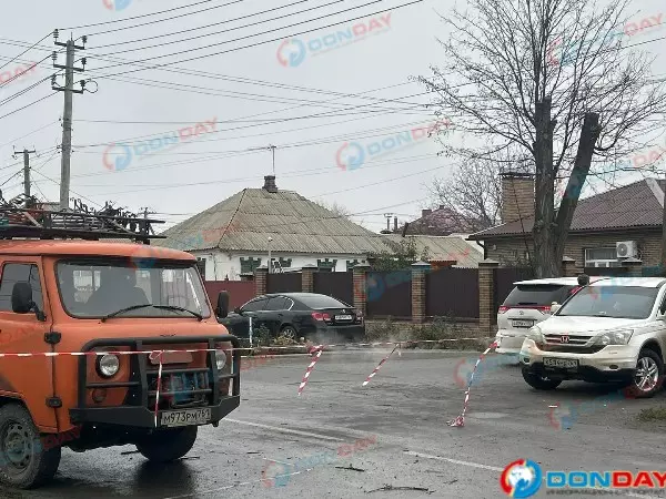 Территорию поврежденных домов от атаки БПЛА в Батайске огородили сигнальной лентой