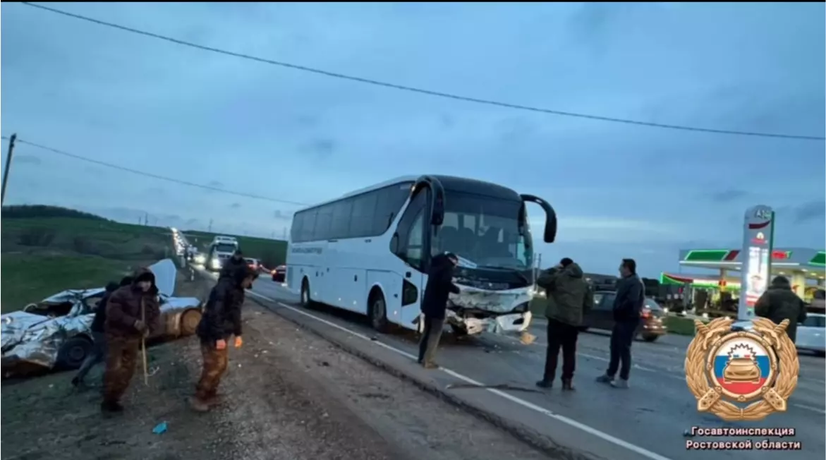 Два человека пострадали в массовом ДТП с участием автобуса в Ростовской области