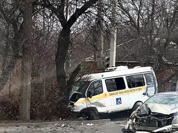 Фото к материалу: ГАЗель для перевозки инвалидов столкнулась с легковушкой в Ростове