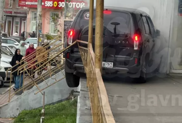Фото к материалу: В Ростове «Нива» влетела в высокое ограждение торгового центра на Сельмаше