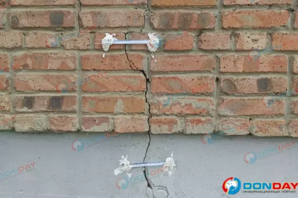Фото к материалу: В доме на Морской в Цимлянске поставили маячки для контроля трещин в стенах