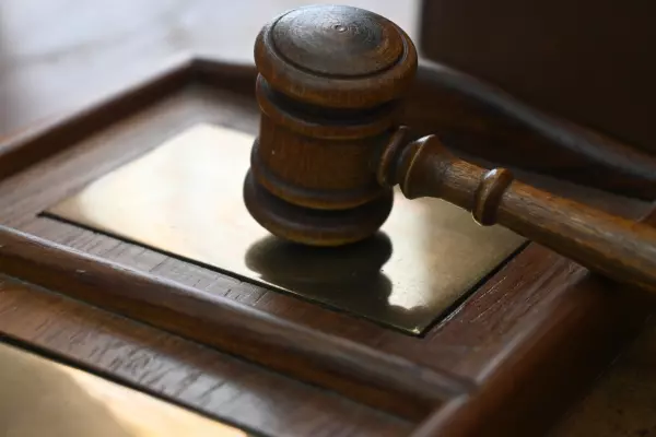 Фото к материалу: От капитана полиции до осужденного: Ростовский областной суд ужесточил приговор за помощь в даче взятки