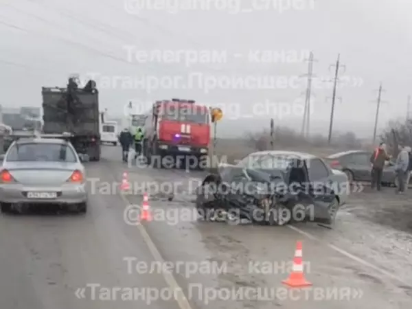 Фото к материалу: Бампер разбит в хлам: на трассе под Таганрогом столкнулись легковушка и грузовик