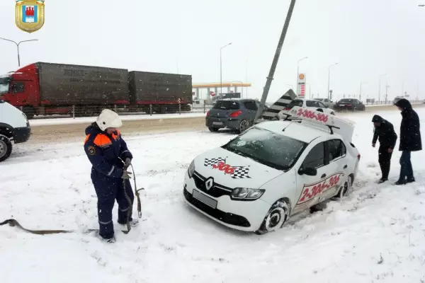Фото к материалу: В Ростовской области экстренные службы готовят тягачи и пункты обогрева на случай непогоды