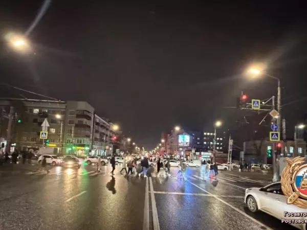 Фото к материалу: В Ростове грузовик столкнулся с легковушкой, погиб человек