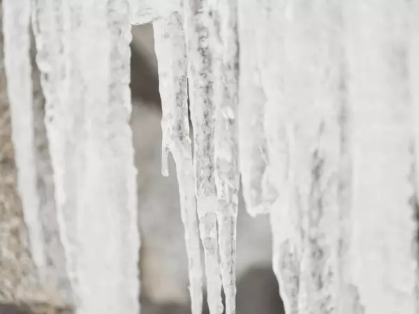 Фото к материалу: Жителям Ставрополя напомнили, что делать при обнаружении сосулек на крышах зданий