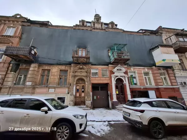 Фото к материалу: В Ростове фасад доходного дома Котлярова завесили черным баннером