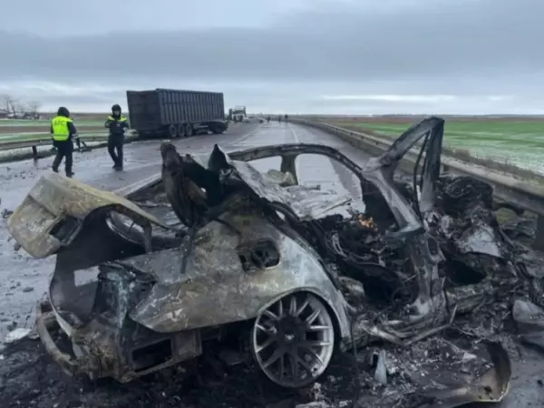 Фото к материалу: Иномарка — в хлам: «БМВ» загорелась после столкновения с автопоездом в Ростовской области