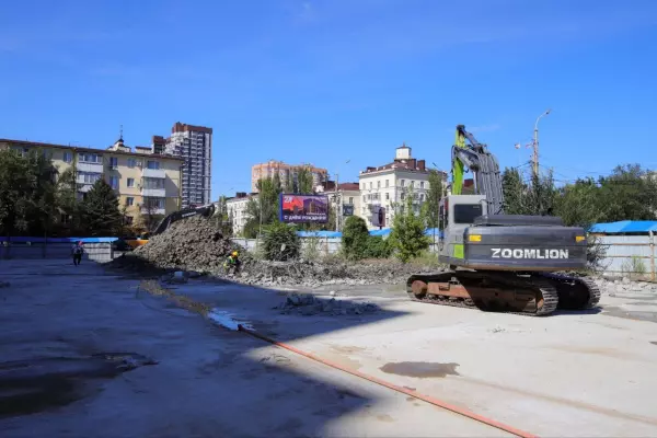 Фото к материалу: Александр Скрябин: Проект строительства фонтана возле гостиницы «Амакс» постепенно реализуется