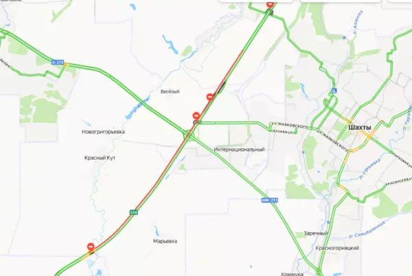 Фото к материалу: Адская пробка сковала движение на М-4 «Дон» в районе Шахт