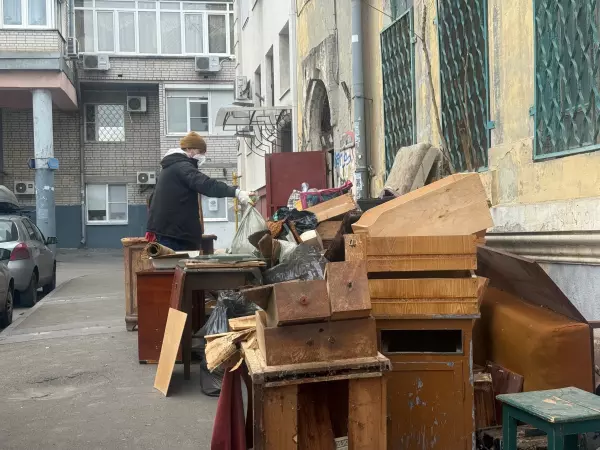 Фото к материалу: Еще 8 тонн мусора вывезли общественники из дома Красса на Университетском
