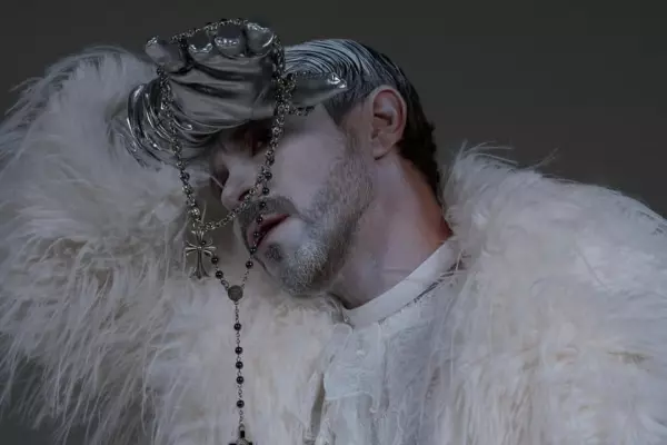 Фото к материалу: Снежный король: актер Павел Деревянко удивил неожиданной фотосессией в зимнем образе