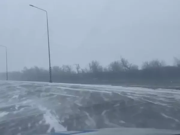 Фото к материалу: Трассу в Ростовской области замело снегом 26 декабря