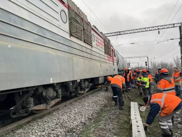 Фото к материалу: Под Ростом на ж/д станции сошел с рельсов грузовой поезд