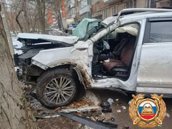 Фото к материалу: В Ростове 18-летний парень пострадал в ДТП