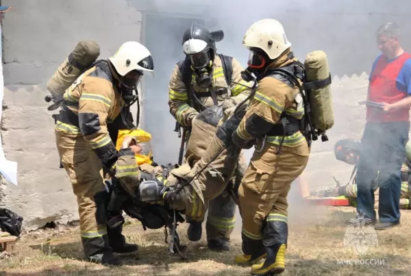 Фото к материалу: Пять человек спасли за минувшие сутки донские спасатели при ликвидации семи ДТП