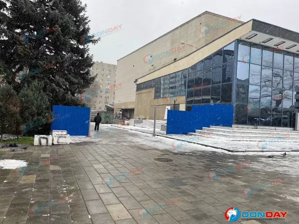 Фото к материалу: Странное ограждение заметили горожане возле бывшего кинотеатра «Ростов»