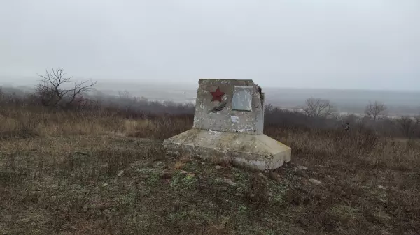 Фото к материалу: В Ростовской области грибники нашли в степи заброшенный памятник советскому солдату