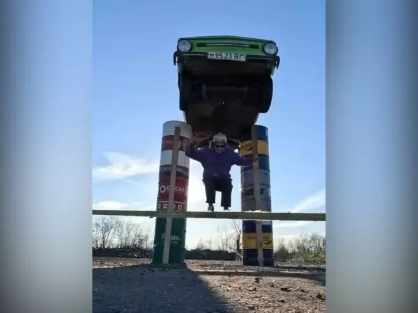 Фото к материалу: Ростовского каскадера Евгения Чеботарева едва не раздавила машина во время трюка