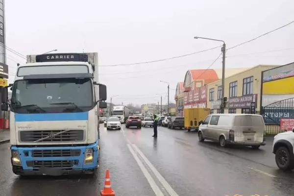 Фото к материалу: В Ростове грузовик сбил насмерть пенсионера