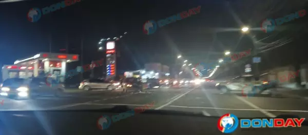 Фото к материалу: В Ростове на Текучева после удара легковушка улетела на обочину