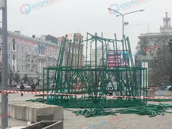 Фото к материалу: В Ростове у входа парка Горького уже начали собирать каркас для главной елки