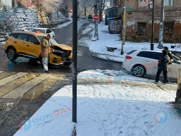 Фото к материалу: В Ростове произошло ДТП с участием такси
