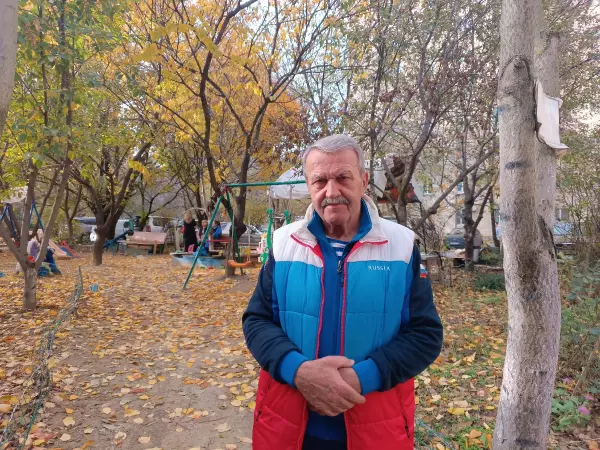 Фото к материалу: В Ростове на Северном дедушка своими руками построил три детских площадки