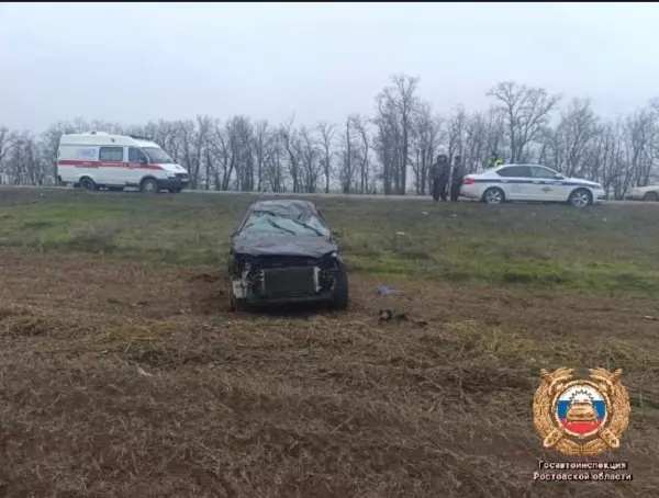 Фото к материалу: Водитель погиб до приезда «скорой»: кроссовер съехал с трассы и опрокинулся в Ростовской области