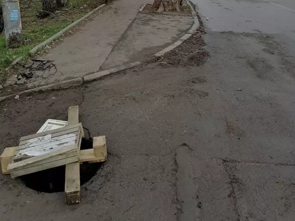 Фото к материалу: В Ростове на Рябышева просят починить разрушающийся люк