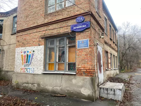 Фото к материалу: Жители Ростова просят восстановить заброшенный детский сад на улице Мечникова