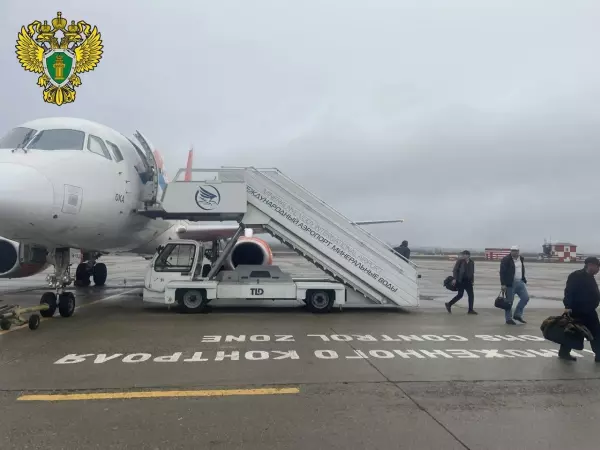 Фото к материалу: Самолет ростовской авиакомпании «Азимут» совершил экстренную посадку в аэропорту Минвод