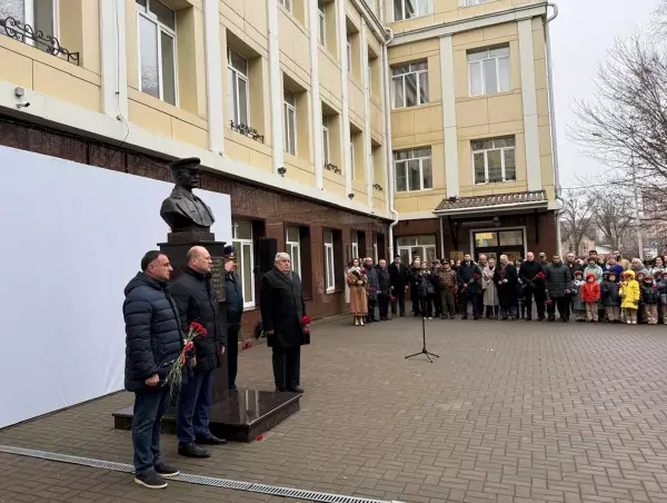 Фото к материалу: В донской реальной гимназии открыли бюст Герою Советского Союза Гукасу Мадояну