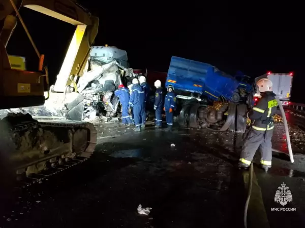 Фото к материалу: Сотрудники МЧС России ликвидировали последствия аварии в Красносулинском районе