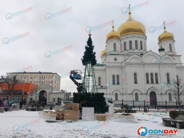 Фото к материалу: В Ростове возле центрального рынка начали устанавливать новогоднюю елку