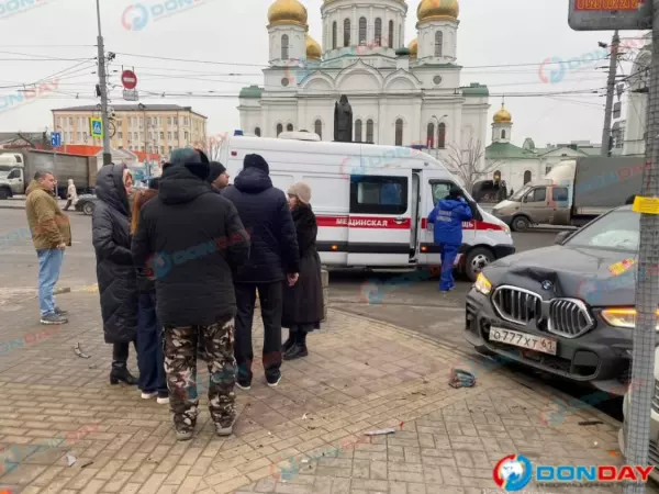 Фото к материалу: Массовое ДТП с люксовой иномаркой произошло у кафедрального собора в Ростове