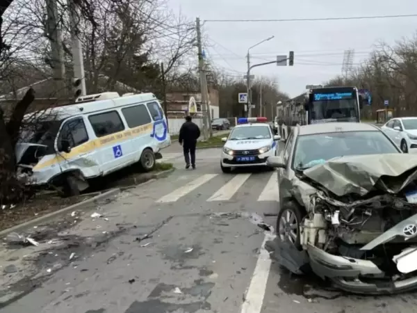 Фото к материалу: Два человека получили травмы в ДТП с грузовиком в Ростове