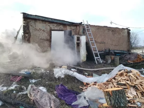 Фото к материалу: Все сгорело дотла: из-за неисправного дымохода частный дом в Ростовской области полностью выгорел