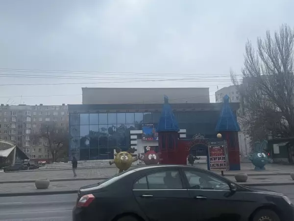 Фото к материалу: Легендарный кинотеатр «Ростов» лишился вывески