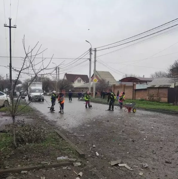 Фото к материалу: В Таганроге сдетонировали обломки БПЛА, упавшие на 10-м переулке