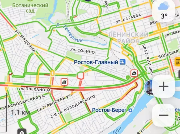 Фото к материалу: В Ростове на проспекте Стачки движение остановилось из-за двух аварий 