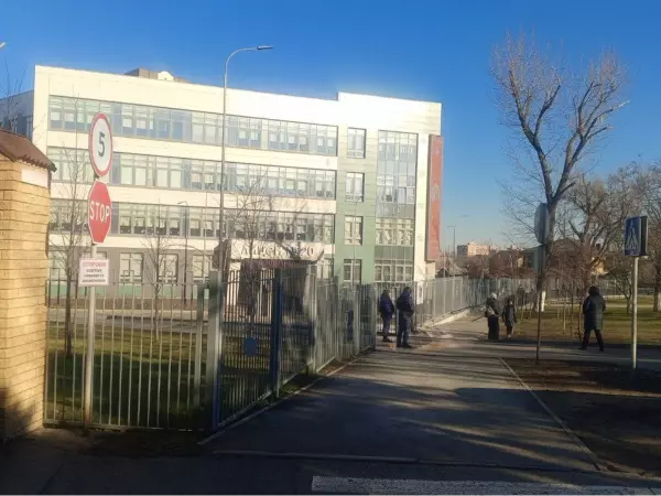 Фото к материалу: В Ростове лицей №20 эвакуировали из-за угрозы минирования