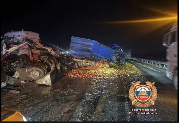 Фото к материалу: Водителя грузовика раздавило в салоне в ДТП с фурой в Ростовской области