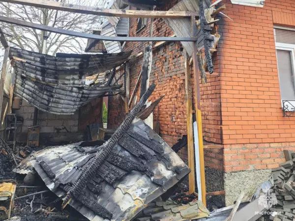 Фото к материалу: В Ростове семья чудом спаслась во время пожара в частном доме