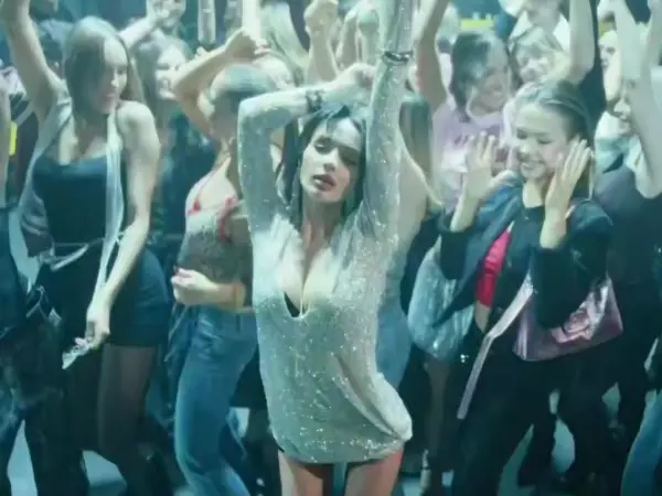 Фото к материалу: Валю Карнавал захейтили за новый трек «Мы в клуб»