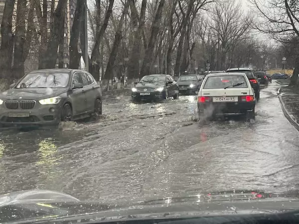 Фото к материалу: В Ростове из-за коммунальной аварии затопило улицу Оганова