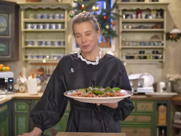 Фото к материалу: Юлия Высоцкая поделилась необычным рецептом новогоднего оливье