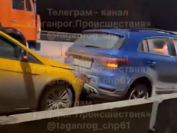 Фото к материалу: В Таганроге произошло массовое ДТП с участием пяти автомобилей