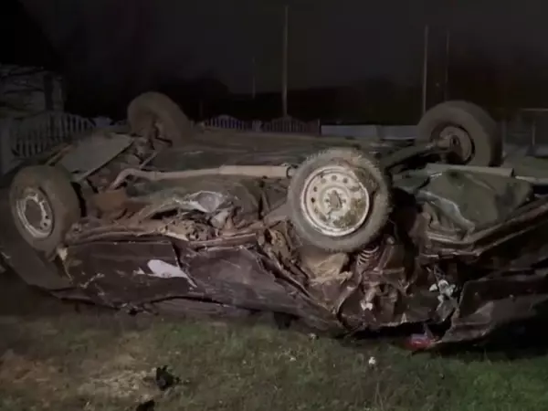 Фото к материалу: Машина превратилась в груду металла: смертельное ДТП с «перевёртышем» произошло на трассе в Ростовской области